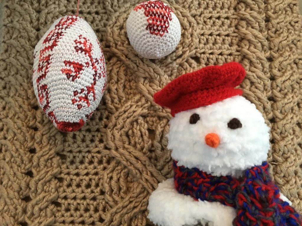 kerstballen en sneeuwpop gehaakt
