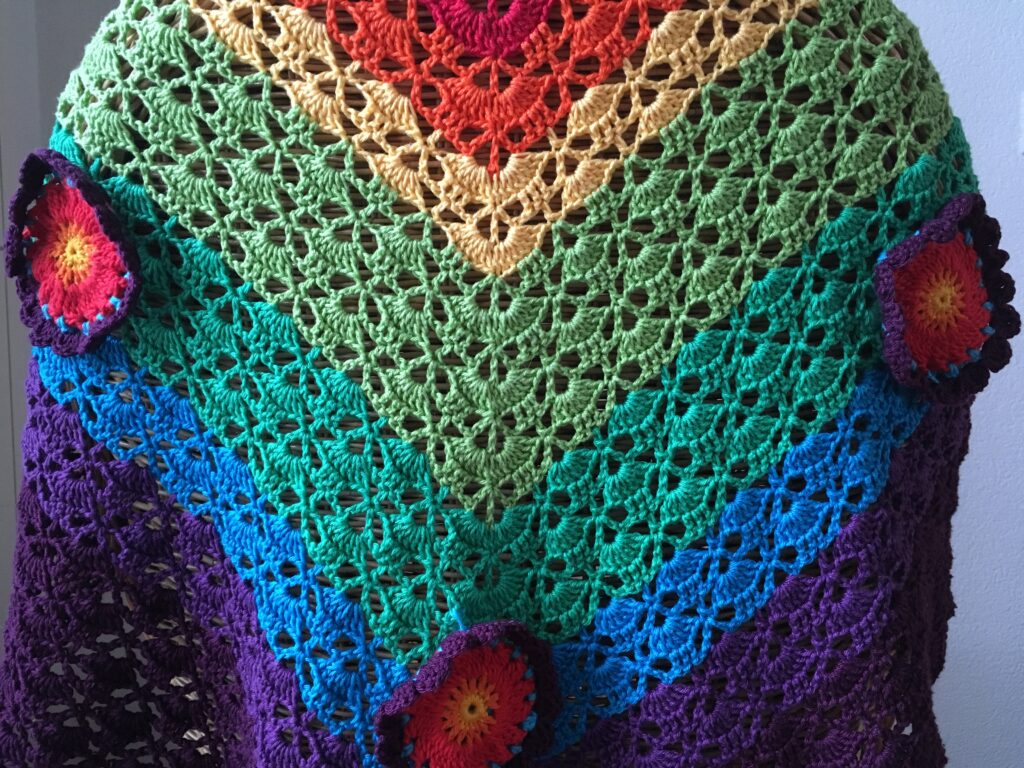 omslagdoek met regenboog kleuren en south bay haakpatroon