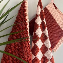 Haakpatroon theedoek en handdoek - katoengaren brick met perzik of licht roze.